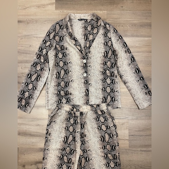 NWOT SNAKESKIN Coordinates - Picture 9 of 11